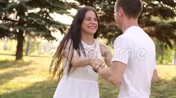 一对恋爱中的快乐夫妇在夏天的公园里欢乐而又愚蠢视频的预览图