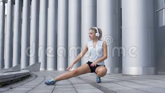 美丽的女性在慢跑前优雅地伸展腿部肌肉热身常规视频的预览图