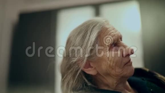 一个老女人的脸型视频的预览图