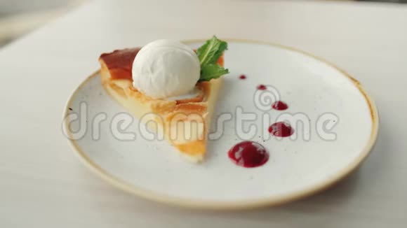 冰淇淋蛋糕甜点在盘子里做糖果视频的预览图