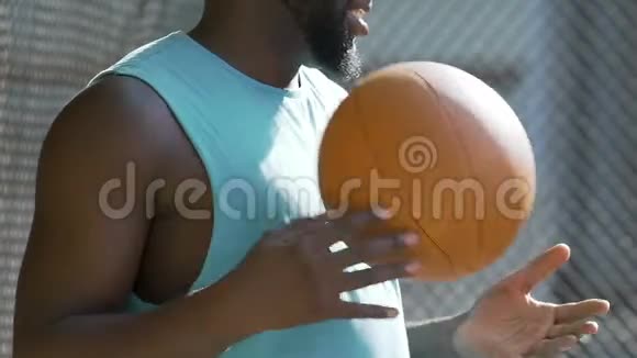 活跃的非洲男人弹跳球户外运动爱好和娱乐视频的预览图