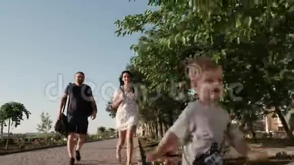 一个孩子和他的父母一起回家时正快乐地奔跑视频的预览图