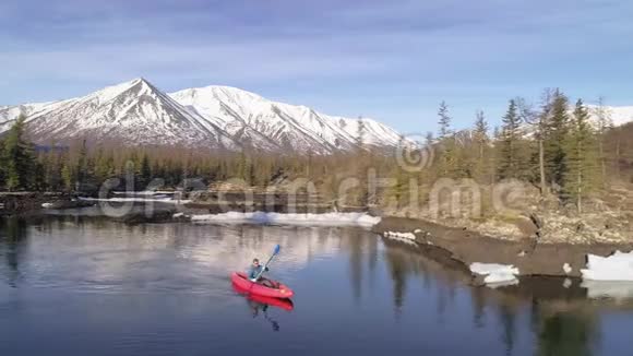 空中飞行游客漂浮在湖边的橡胶船上靠近山谷野营视频的预览图