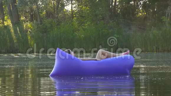 一个躺在病床上的年轻女子在河边晒日光浴和航行视频的预览图