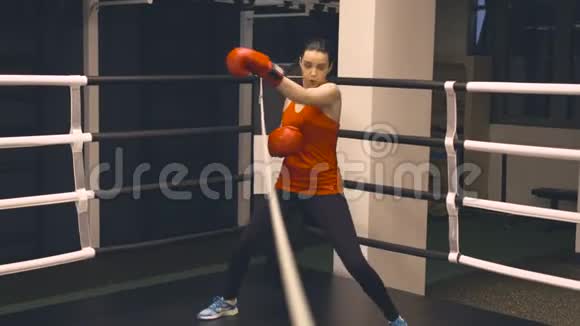 年轻女子在拳击圈训练视频的预览图
