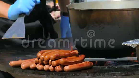 厨师在木桩上做香肠视频的预览图