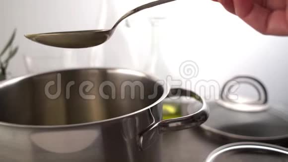 在锅里煮饭一瓶特级初榨的油倒进锅里煮饭视频的预览图