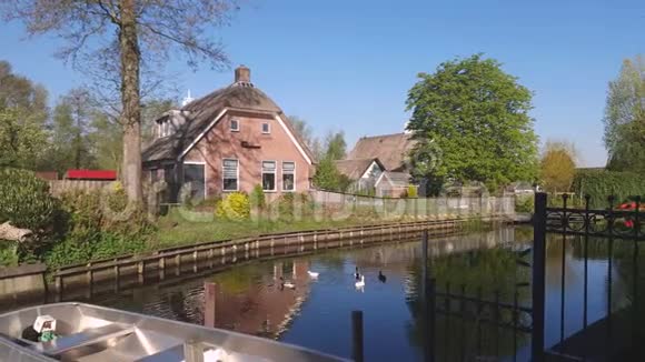 小村庄的小船站小船站在码头上穿过荷兰运河的船视频的预览图