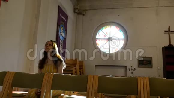 年轻的白种人虔诚的妇女在天主教会的法官席视频的预览图