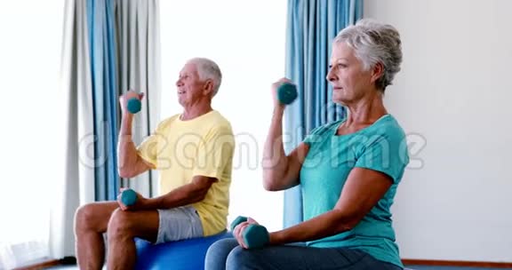 老年人用哑铃锻炼视频的预览图