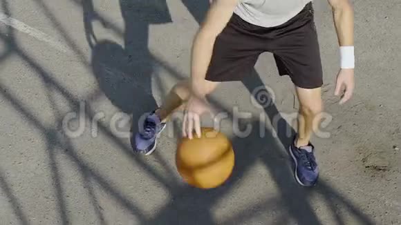 白色篮球运动员处理球和投篮篮筐健身视频的预览图