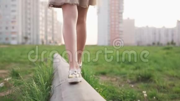 小女孩的腿在城市草坪上的上行走的腿视频的预览图