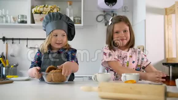 两个学前女孩的面包师竖起大拇指视频的预览图