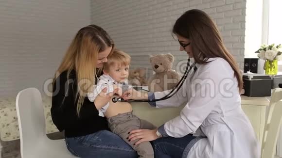 医生用听诊器听医院里一个小男孩的肺视频的预览图