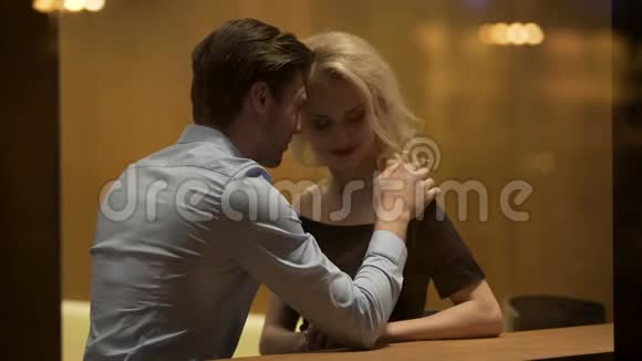晚上年轻人在酒吧里勾引漂亮的金发女郎视频的预览图
