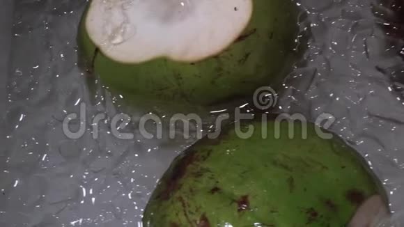 冰鲜绿椰子在亚洲街夜市出售视频的预览图
