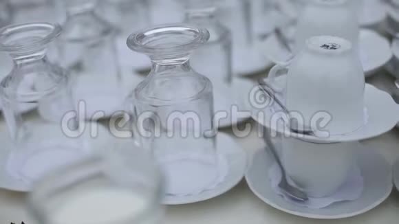 杯子和眼镜在餐馆的桌子上视频的预览图