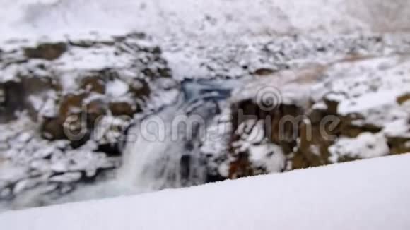 冰岛没有雪覆盖的瀑布名称视频的预览图