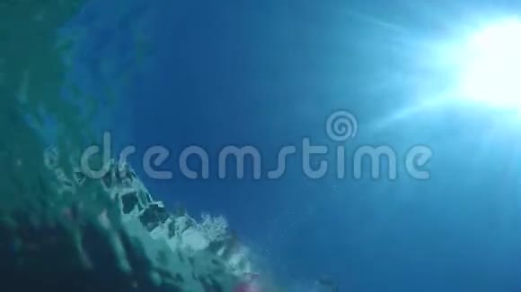 在海面的水深下视频的预览图