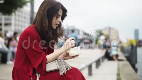 美丽的深色头发的女人夏天在德国街上吃饭潘射球视频的预览图