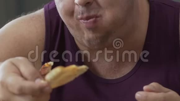孤独的单身汉急切地吃比萨饼饮食失败缺乏意志力量视频的预览图