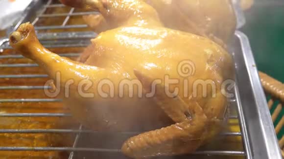 泰国街头食品鱼汁炖鸡视频的预览图
