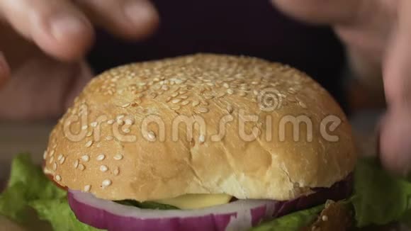 超重男性怀疑是否吃汉堡包健康生活决定视频的预览图