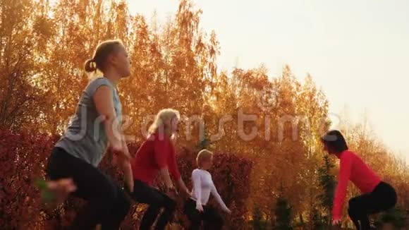 秋天公园里的美女们一起训练视频的预览图