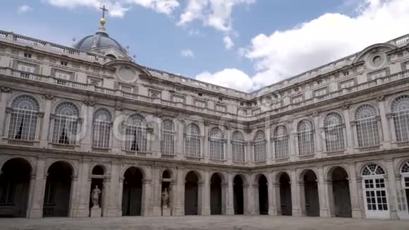 马德里入口皇家宫殿外观游客拍照和探索地面西班牙国家元首法拉视频的预览图