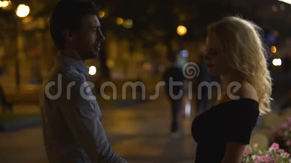 爱情故事晚上在公园里牵手拥抱相爱的情侣视频的预览图