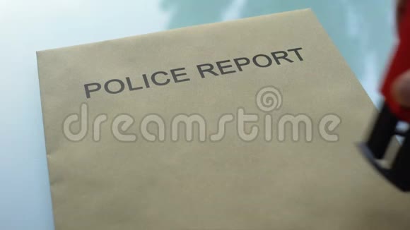 警方报告绝密在重要文件夹上加盖手印印章视频的预览图