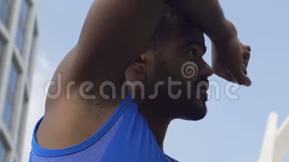 西班牙运动员男子短跑训练后出汗运动后休息休息视频的预览图