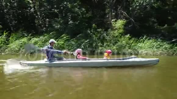 父亲和两个孩子皮划艇视频的预览图