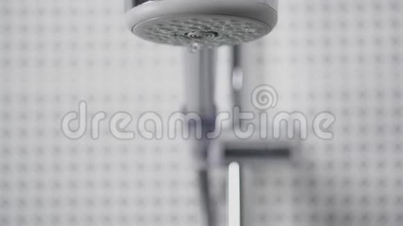 浴室内开启和关闭淋浴头的特写镜头水在缓慢的运动中喷出和流动视频的预览图