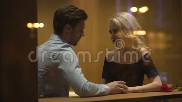 美丽的金发女郎和男朋友在咖啡馆里争吵从窗口眺望视频的预览图