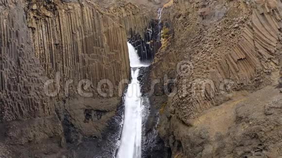 冰岛的恒富斯玄武岩瀑布视频的预览图