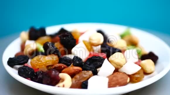 混合干坚果和水果健康食品和小吃视频的预览图
