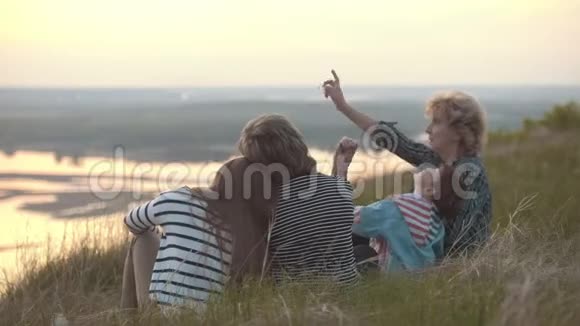 欢乐的一家人在山上度假日落时蚊子咬了一个小男孩视频的预览图