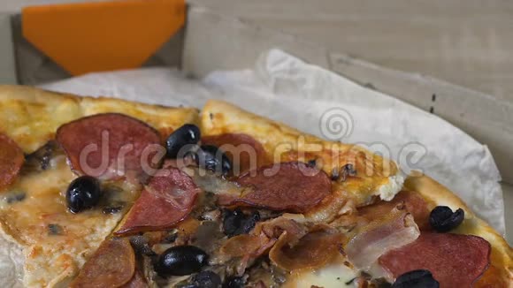孤独的离婚男人晚餐吃披萨懒散的周末垃圾食品视频的预览图