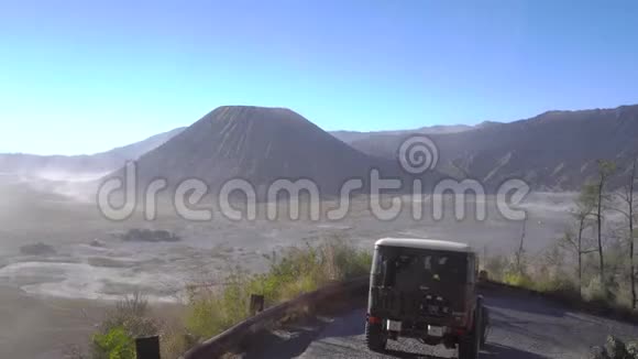 去温格卡尔德拉的路上从布罗莫火山的前排座位上观看视频的预览图