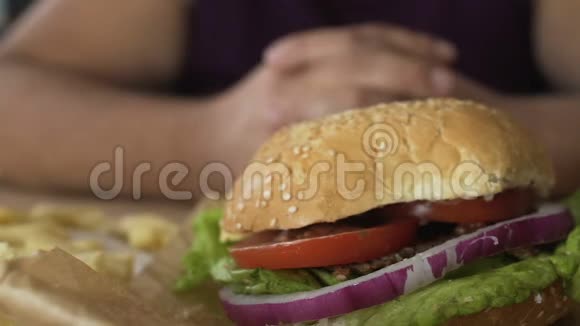 学士吞汉堡饮食失败吃压力贪婪的食物视频的预览图
