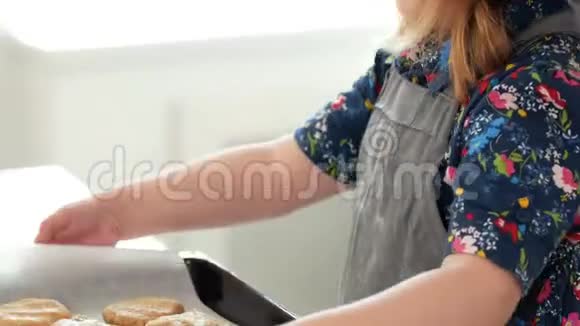 小女孩面包师手里拿着自制饼干烤盘视频的预览图