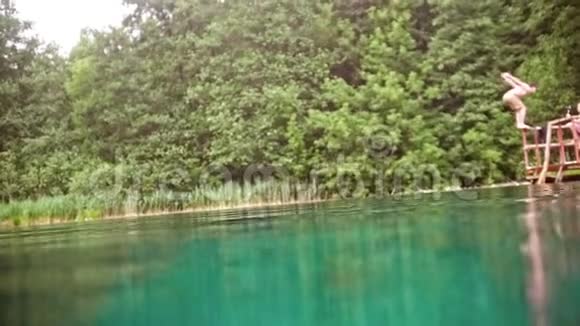 年轻人在深蓝的湖水中翻了一个身视频的预览图