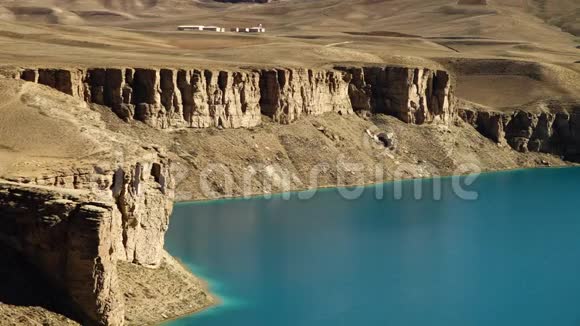 石灰华岩石悬崖和蓝色湖泊与沙漠视频的预览图