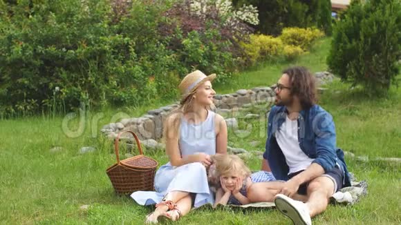 在阳光明媚的夏日野外野餐享受和休息接吻玩得开心视频的预览图