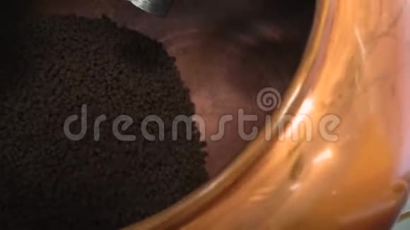 制作巧克力大容量混合糖果巧克力工厂手工制品的逐步生产视频的预览图