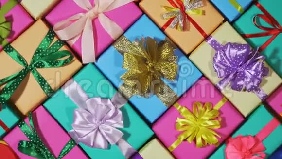 漂亮的礼品盒用彩色包装纸包裹带丝带蝴蝶结上景轮调视频的预览图