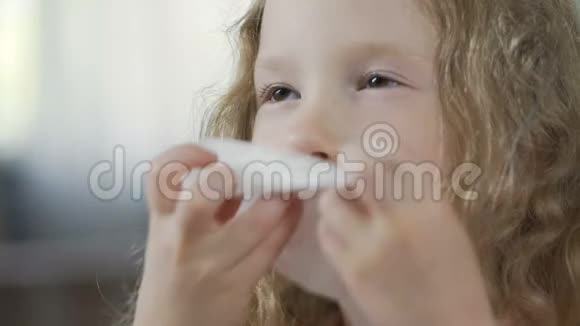 特写小女孩用餐巾纸擦鼻涕风湿视频的预览图