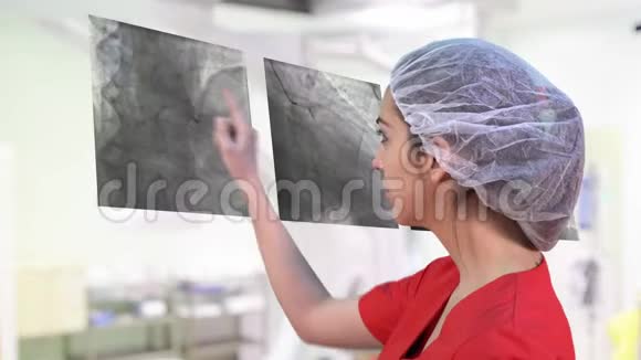 医生在虚拟屏幕上检查心脏X光视频的预览图