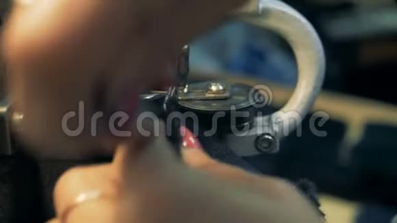女裁缝在一台特殊的机器上缝皮特写视频的预览图